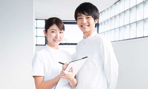 笑顔の歯科医師