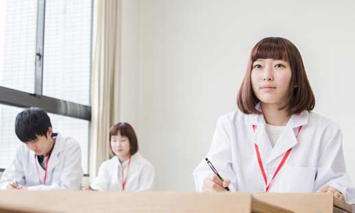 勉強している歯科衛生士