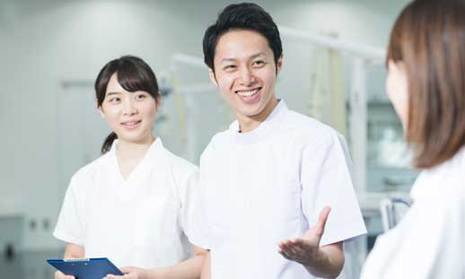 仲良く会話する歯科衛生士
