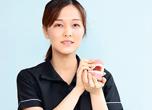 診療器具を片付ける美濃さん