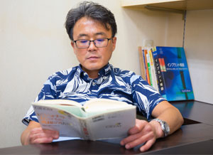 読書中の金田医院長