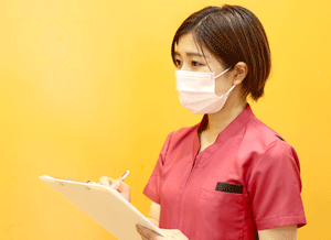 診療前のチェック行う比嘉さん