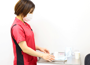 診療器具を準備する比嘉さん